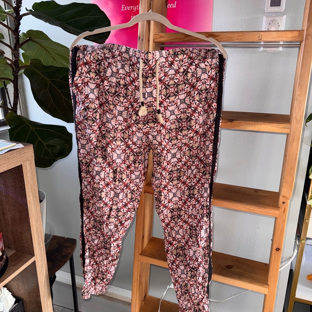 Liverpool Pink Capris with Intricate Geometric Pattern
